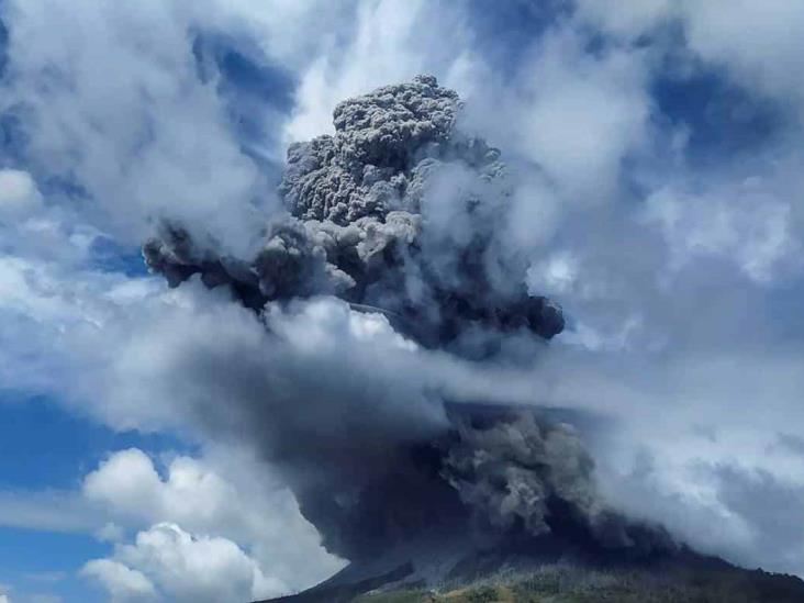 Galería: Se cubren de cenizas aldecas cercanas al volcán Sinabung