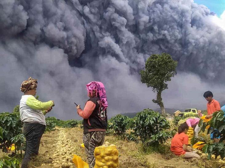 Galería: Se cubren de cenizas aldecas cercanas al volcán Sinabung