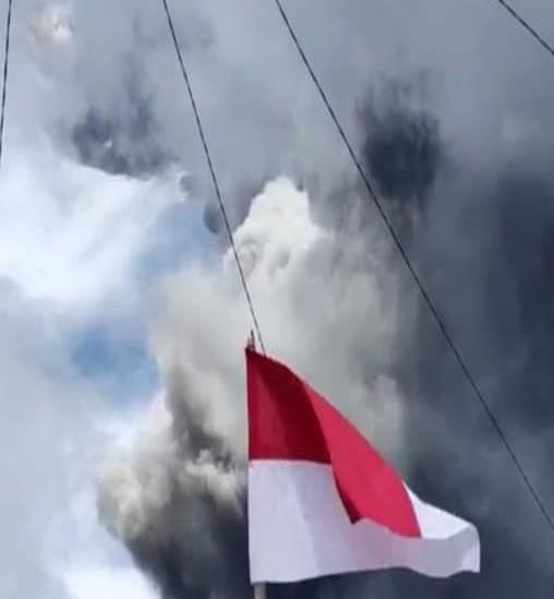 Galería: Se cubren de cenizas aldecas cercanas al volcán Sinabung