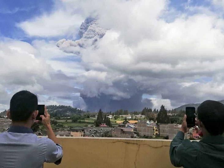 Galería: Se cubren de cenizas aldecas cercanas al volcán Sinabung