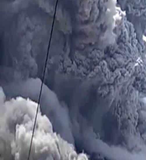 Galería: Se cubren de cenizas aldecas cercanas al volcán Sinabung