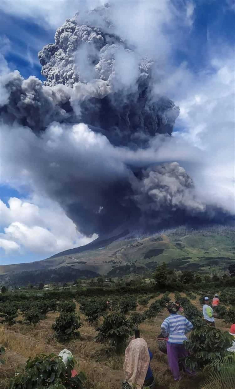 Galería: Se cubren de cenizas aldecas cercanas al volcán Sinabung