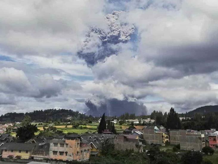 Galería: Se cubren de cenizas aldecas cercanas al volcán Sinabung