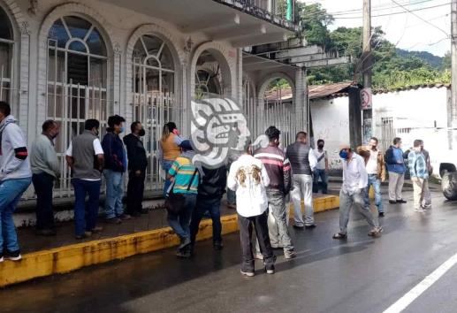 Por postes dañados, centro de salud no funciona en Zongolica