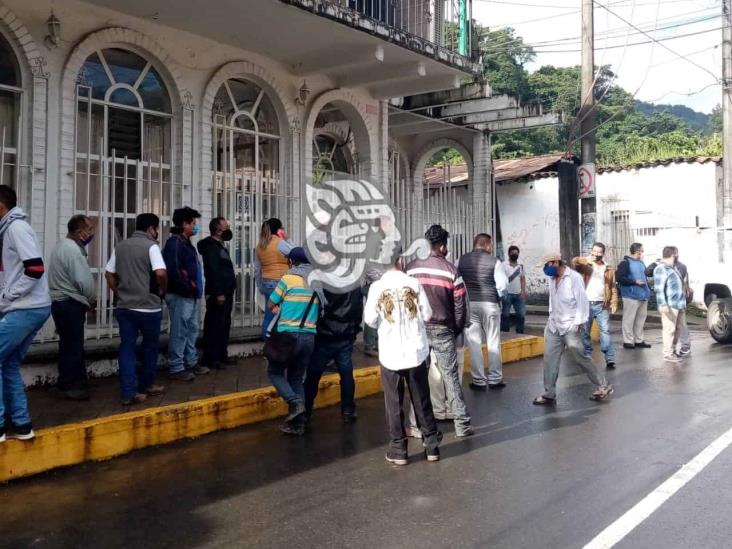 Por postes dañados, centro de salud no funciona en Zongolica