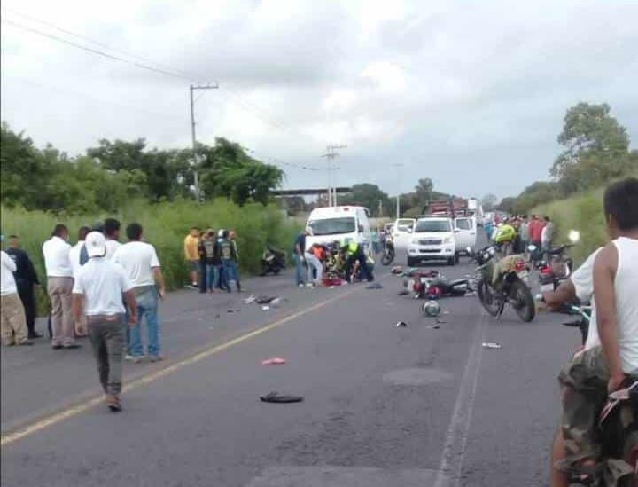 En la Córdoba-Veracruz embisten a pareja de motociclistas; 2 muertos y niña lesionada