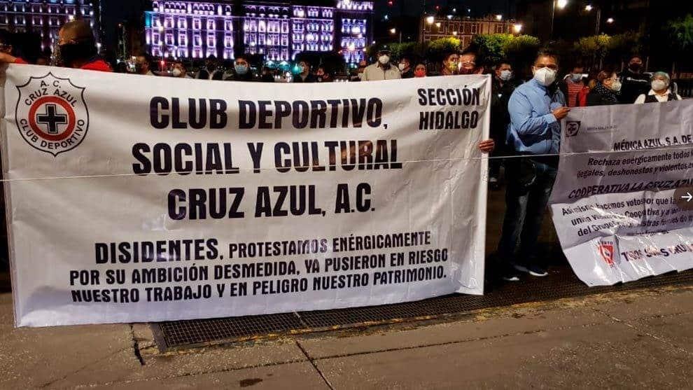 Cooperativistas de Cruz Azul se manifiestan en el Zócalo de CDMX