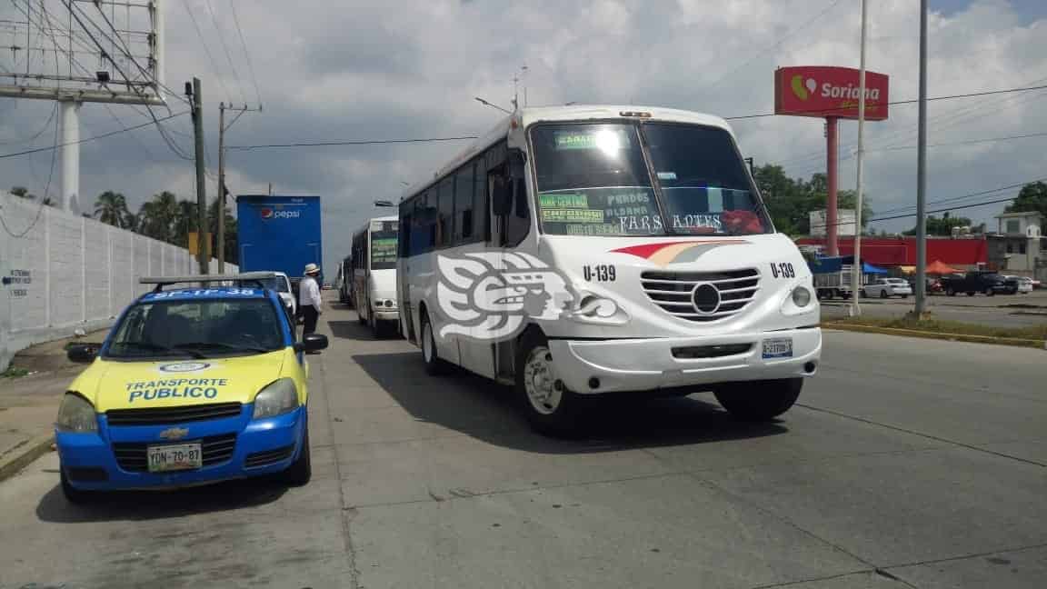 Transporte urbano trabaja al 35 por ciento en Minatitlán