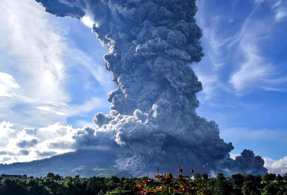 Volcán Sinabung en Indonesia entra en erupción