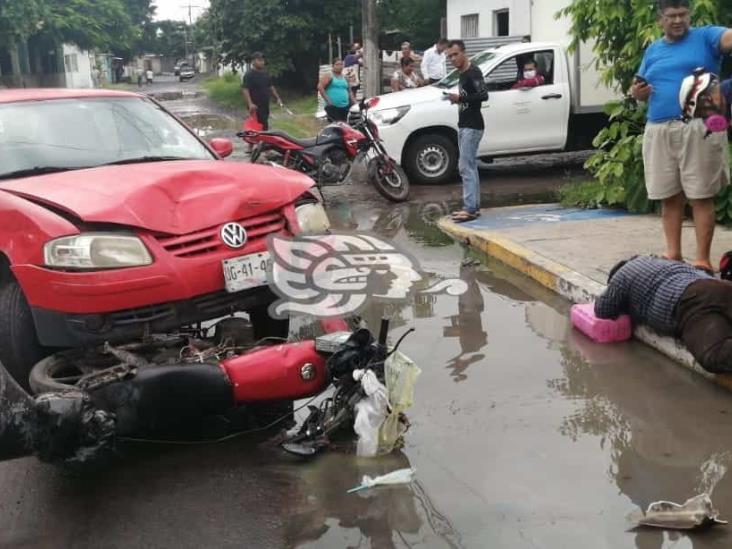 Impacta conductor a motociclista en calles de Veracruz