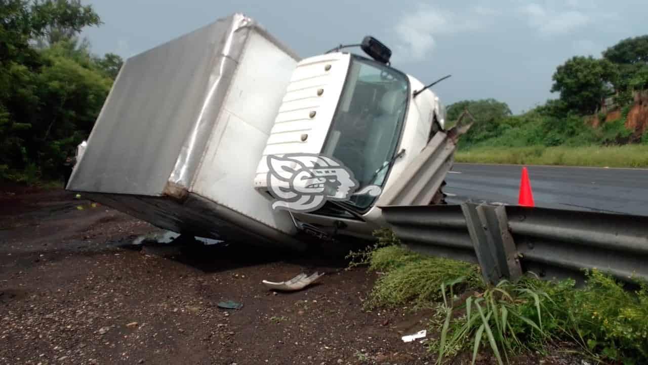 Camioneta choca contra valla metálica en autopista Cosolea-La Tinaja