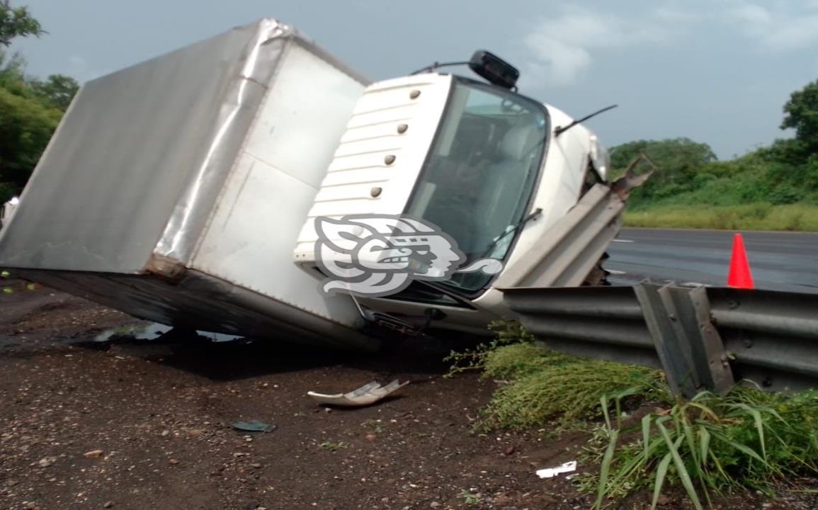 Camioneta choca contra valla metálica en autopista Cosolea-La Tinaja