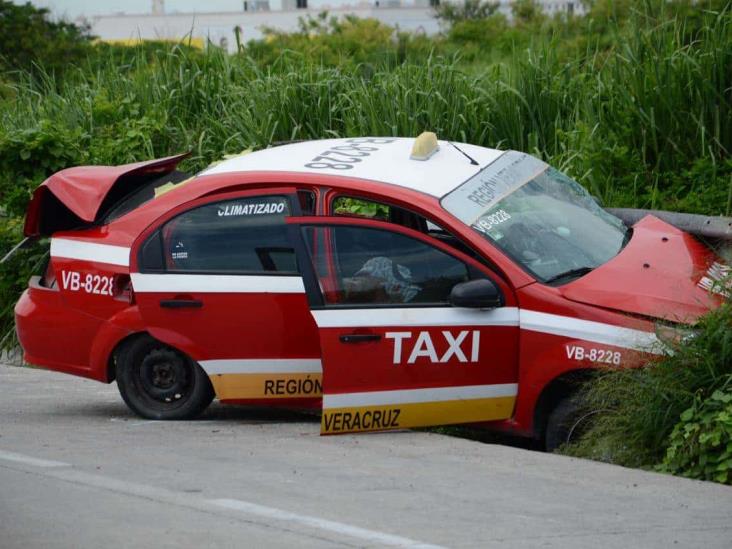 Taxista es impactado por tráiler tras intentar ganarle el paso sobre bulevar