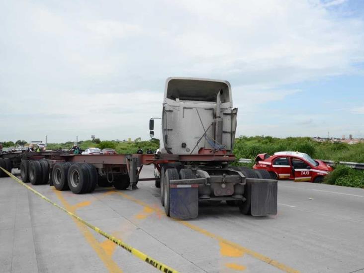 Taxista es impactado por tráiler tras intentar ganarle el paso sobre bulevar