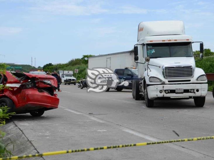 Taxista es impactado por tráiler tras intentar ganarle el paso sobre bulevar