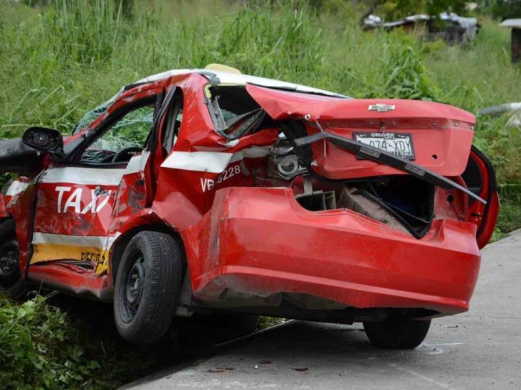 Taxista es impactado por tráiler tras intentar ganarle el paso sobre bulevar