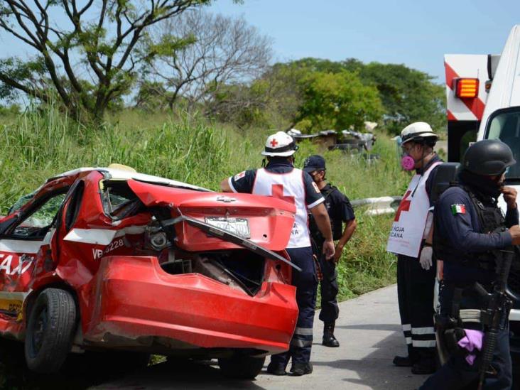 Taxista es impactado por tráiler tras intentar ganarle el paso sobre bulevar