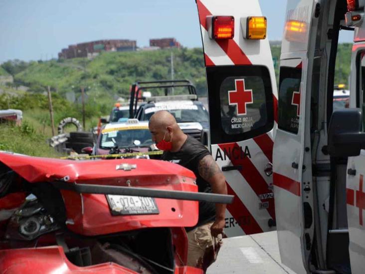 Taxista es impactado por tráiler tras intentar ganarle el paso sobre bulevar