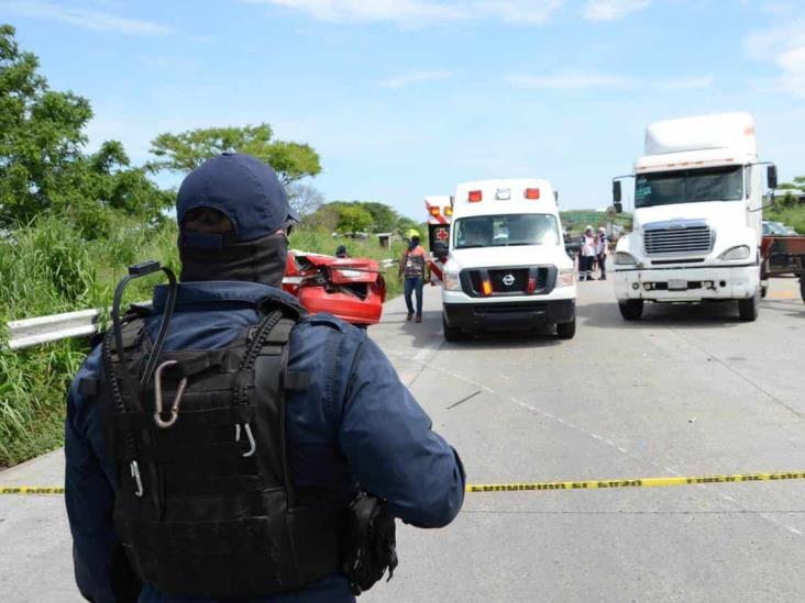 Taxista es impactado por tráiler tras intentar ganarle el paso sobre bulevar