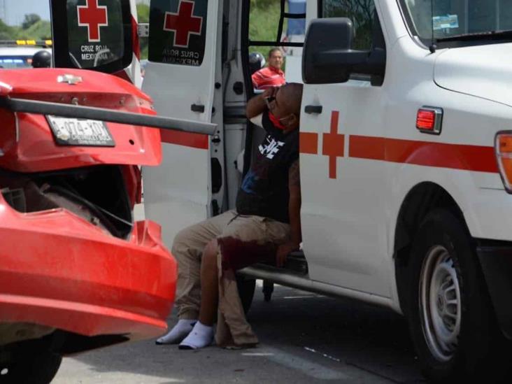 Taxista es impactado por tráiler tras intentar ganarle el paso sobre bulevar