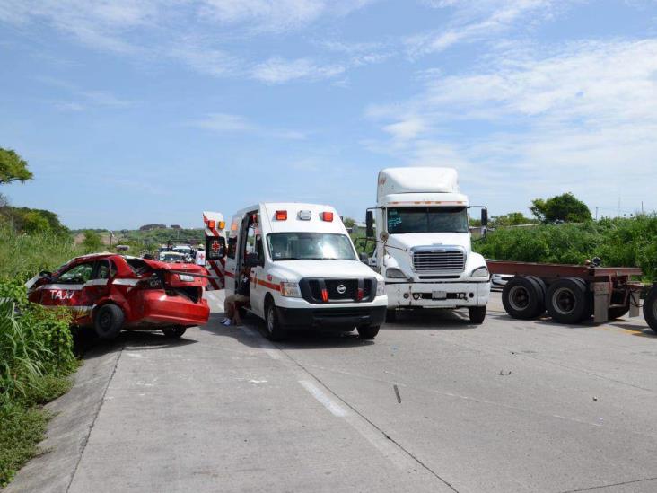 Taxista es impactado por tráiler tras intentar ganarle el paso sobre bulevar