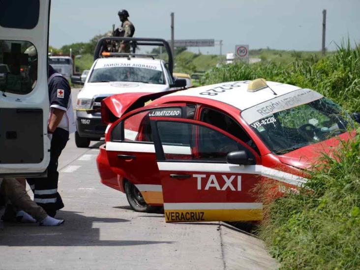 Taxista es impactado por tráiler tras intentar ganarle el paso sobre bulevar