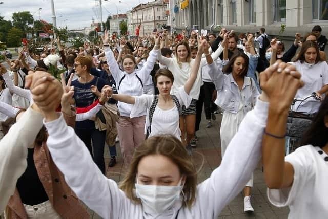 Cientos de detenidos y un herido en tercer día de protestas en Bielorrusia