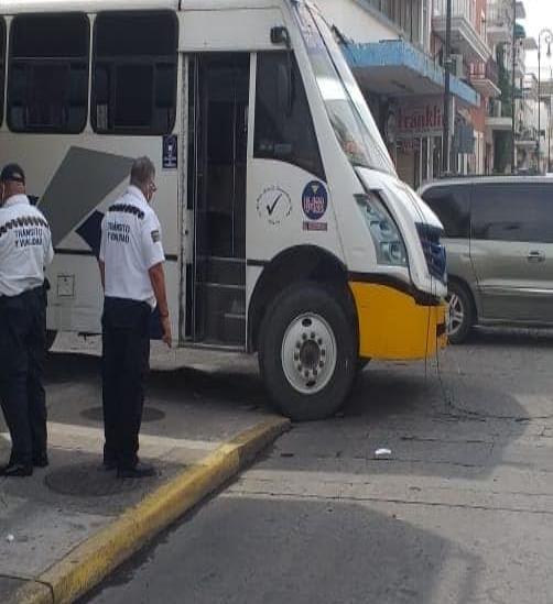 Camión se queda sin frenos en calles céntricas de Veracruz