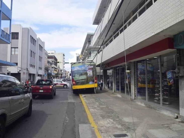 Camión se queda sin frenos en calles céntricas de Veracruz