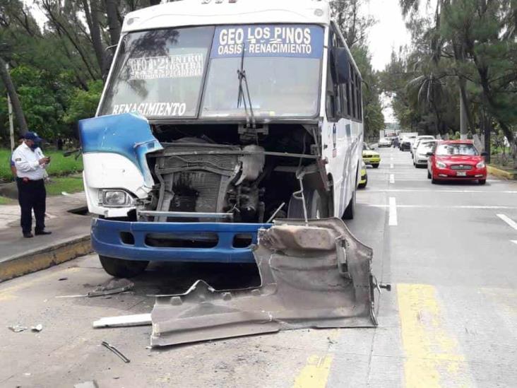 Choque entre dos urbanos deja cinco personas lesionadas