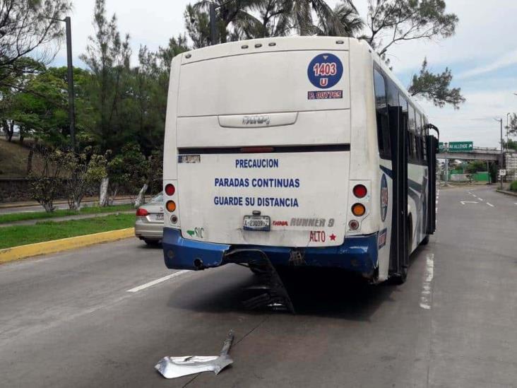 Choque entre dos urbanos deja cinco personas lesionadas