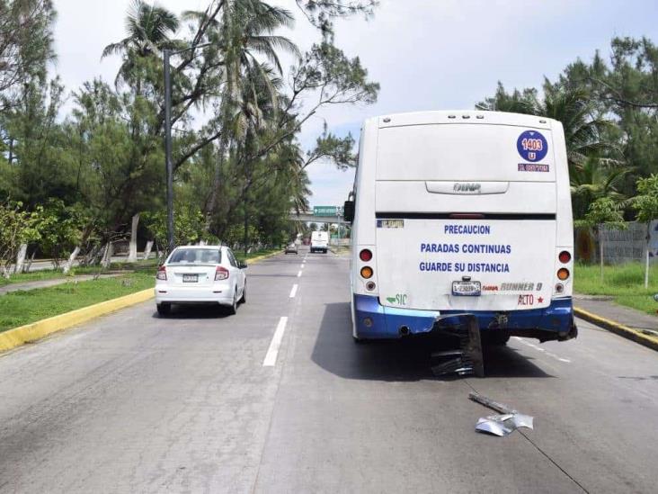 Choque entre dos urbanos deja cinco personas lesionadas