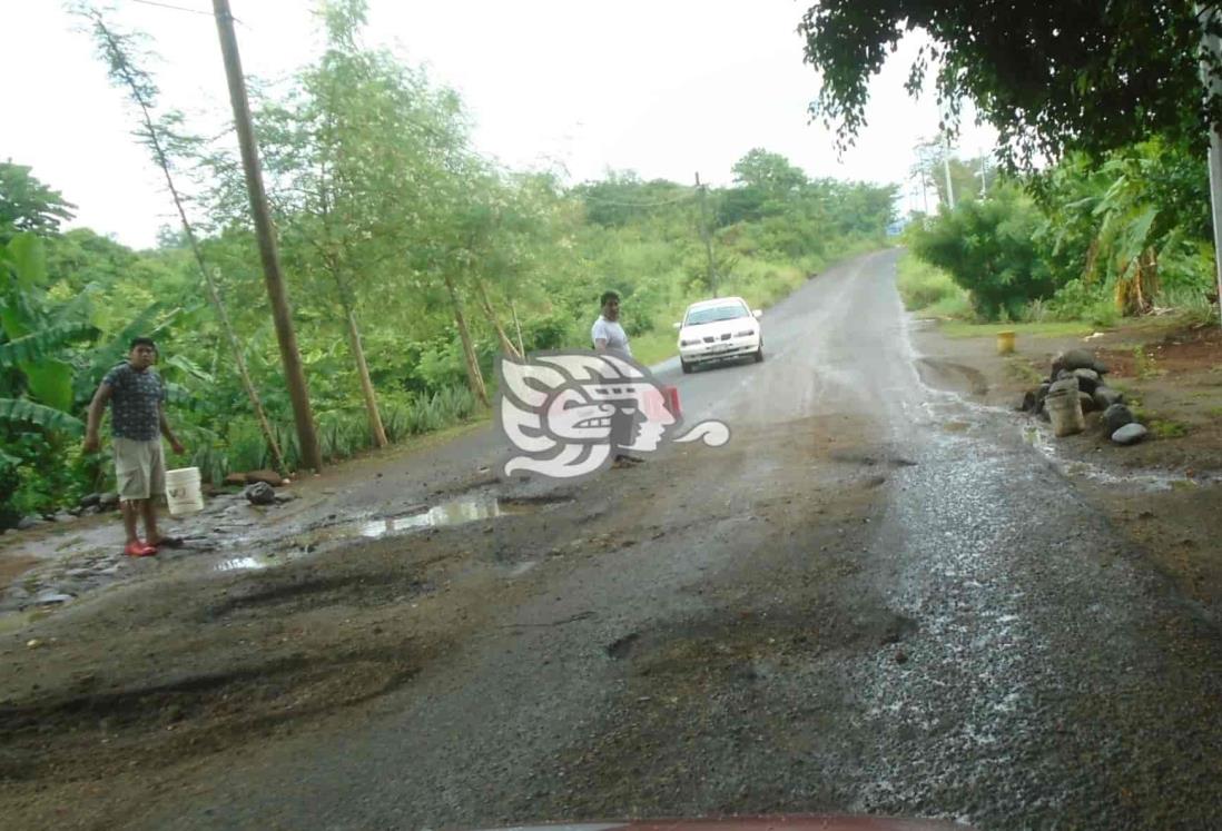 Casi intransitable la carretera Huazuntlán-Tatahuicapan