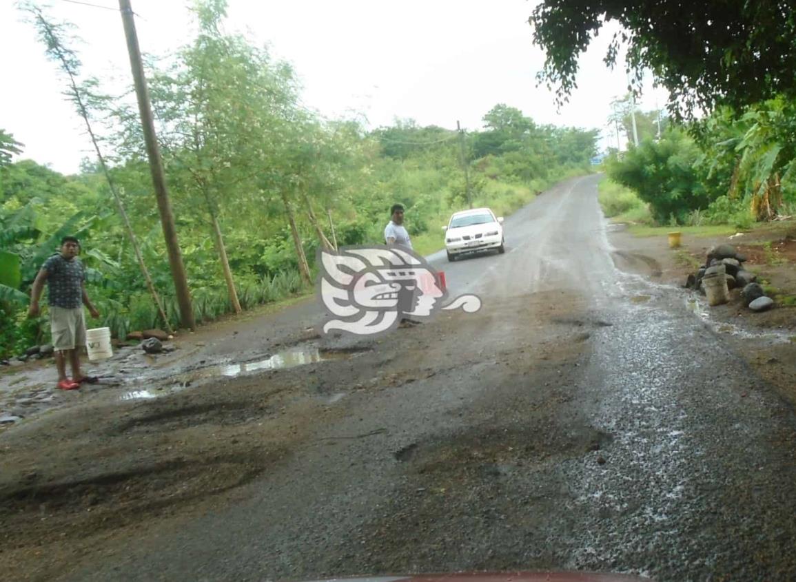 Casi intransitable la carretera Huazuntlán-Tatahuicapan