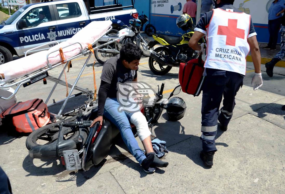 Motociclista resulta con corte severo en una pierna