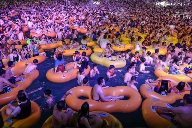 Critican masivo rave en parque acuático de Wuhan, cuna del Covid-19