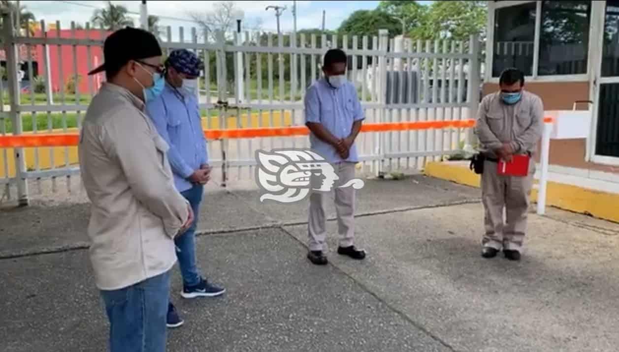 Guardan minuto de silencio y aplausos por petroleros víctimas del Covid-19