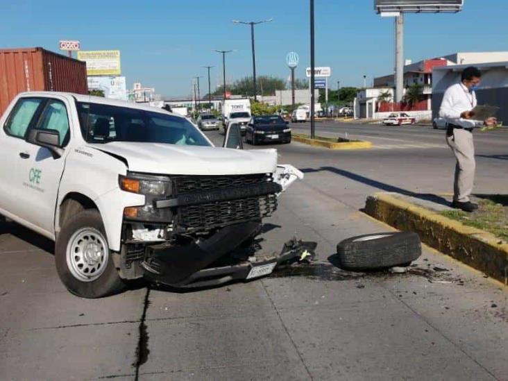 Se registra accidente con camioneta de CFE en calles de Veracruz