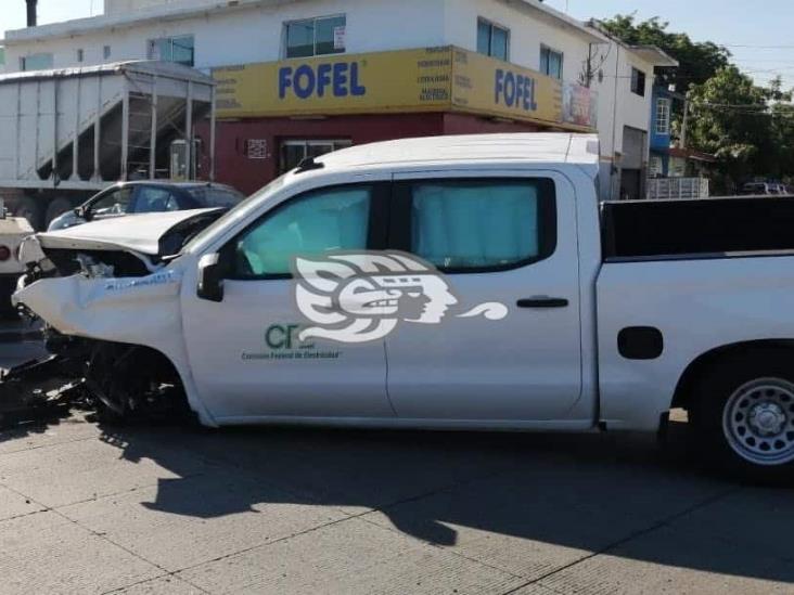 Se registra accidente con camioneta de CFE en calles de Veracruz