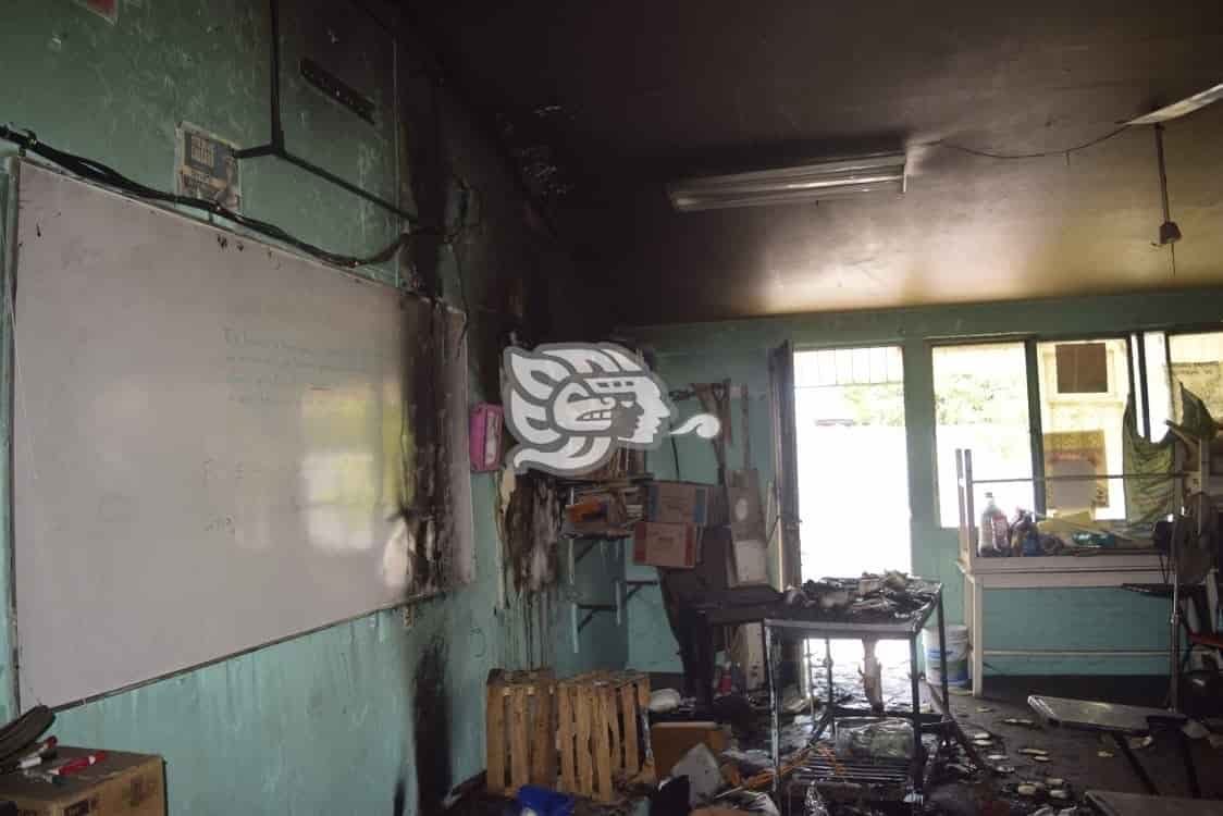 Se incendia telesecundaria en Veracruz