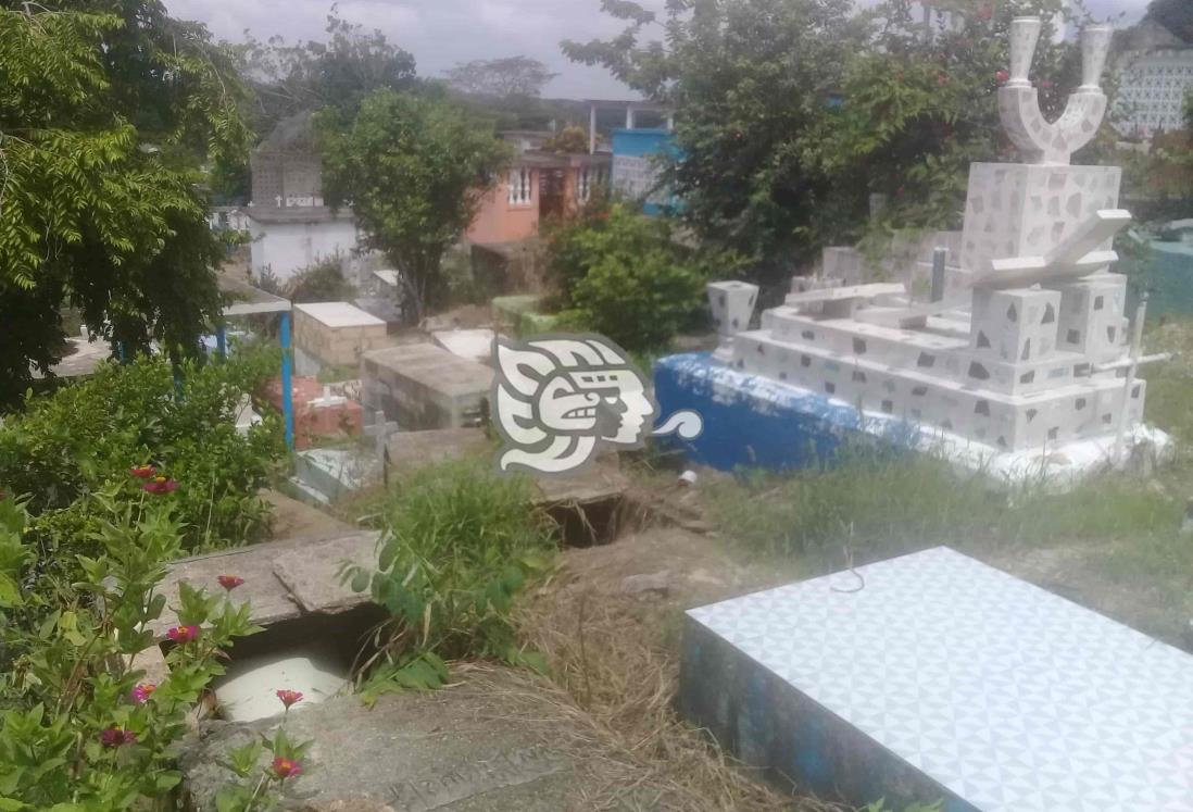 Abundan bóvedas deterioradas en panteón de Villa Cuichapa