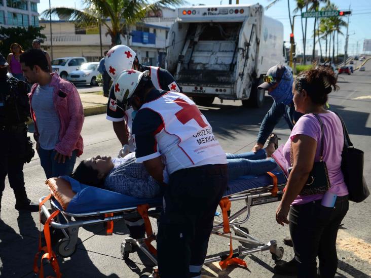 Pareja de motociclistas resulta lesionada después de ser impactados por automóvil