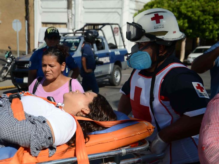 Pareja de motociclistas resulta lesionada después de ser impactados por automóvil