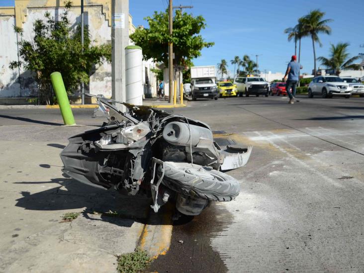 Pareja de motociclistas resulta lesionada después de ser impactados por automóvil