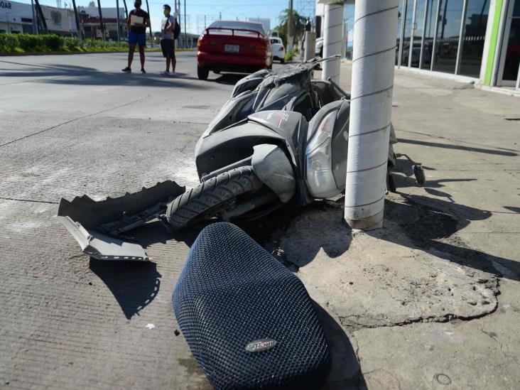 Pareja de motociclistas resulta lesionada después de ser impactados por automóvil