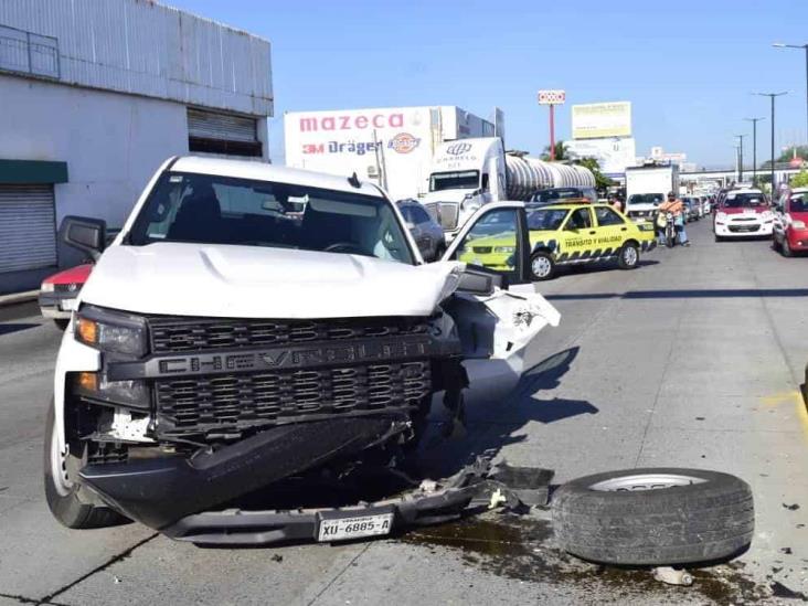 Se registra accidente con camioneta de CFE en calles de Veracruz