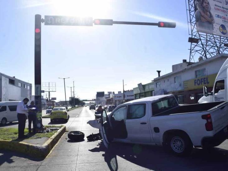 Se registra accidente con camioneta de CFE en calles de Veracruz