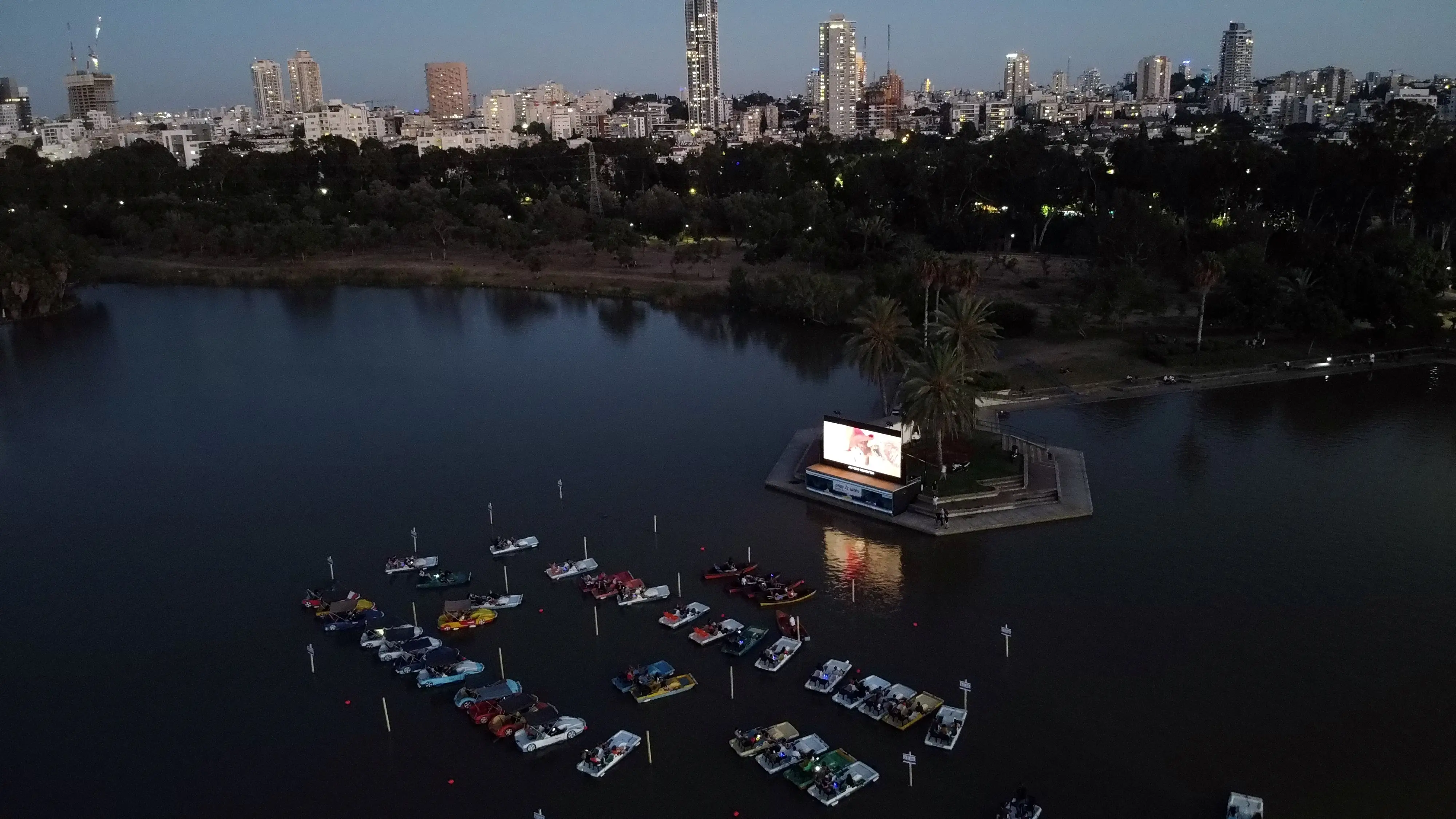 Israel inaugura cine flotante para ver películas con distanciamiento social