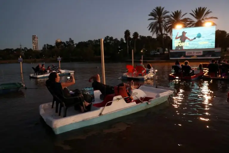 Israel inaugura cine flotante para ver películas con distanciamiento social