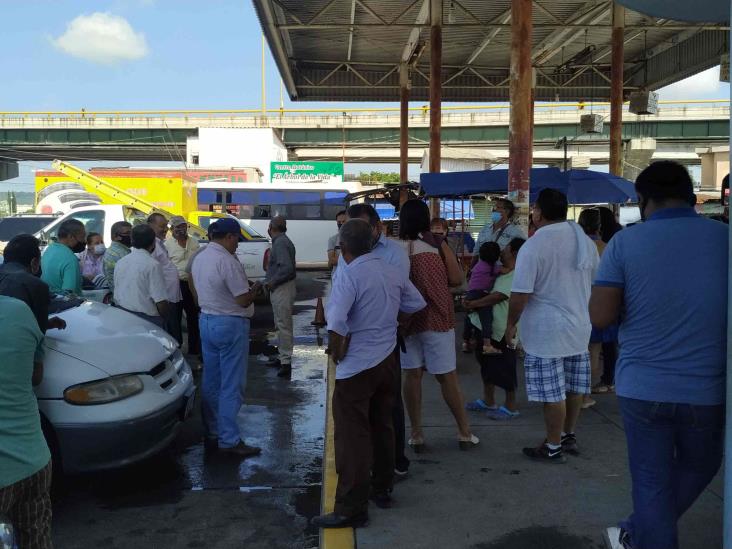 Vendedores del Parador Urbano se confrontan con personal de la CFE en Poza Rica